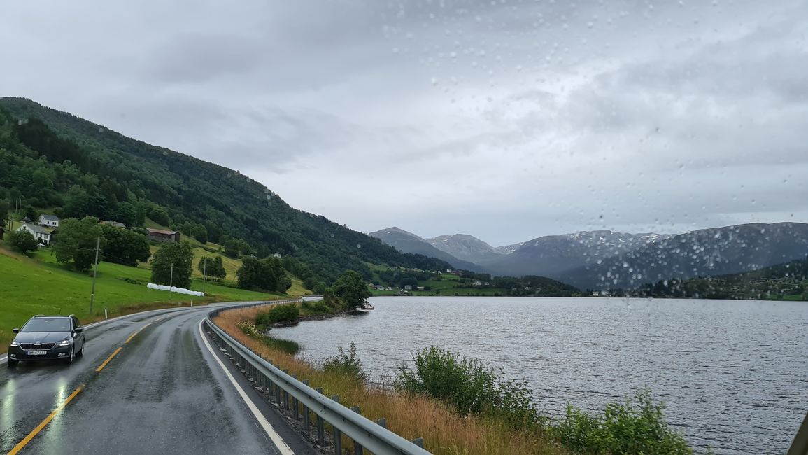 Røldal မှ Vossevangen အထိ၊ Bergen သို့ လမ်းလွှဲပြီး Auerlandsvangen ၊ နှင်းဖုံးနေသော Aurlandsfjellet တောင်ပေါ်မှ