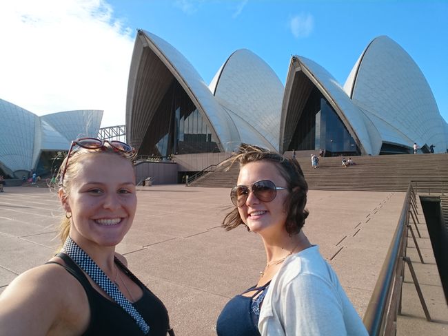 Wir sind tatsächlich in Sydney vor dem berühmten, oft auf Bildern gesehenen Opernhaus:) 