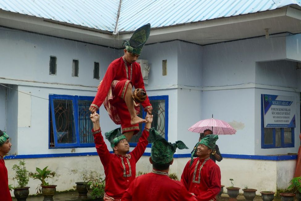 Folkloedarbietung in Parang Tinggia. Der Ball soll mit der Kopfbedeckung aufgefangen werden