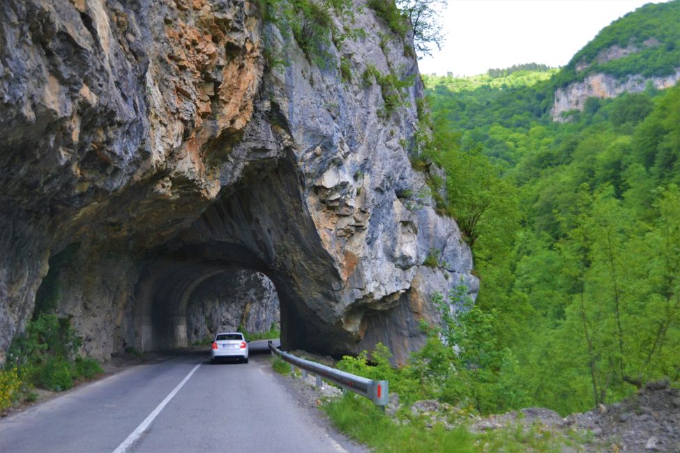 In der Tara-Schlucht gibt es viele in den Berg gehauene Tunnel. 