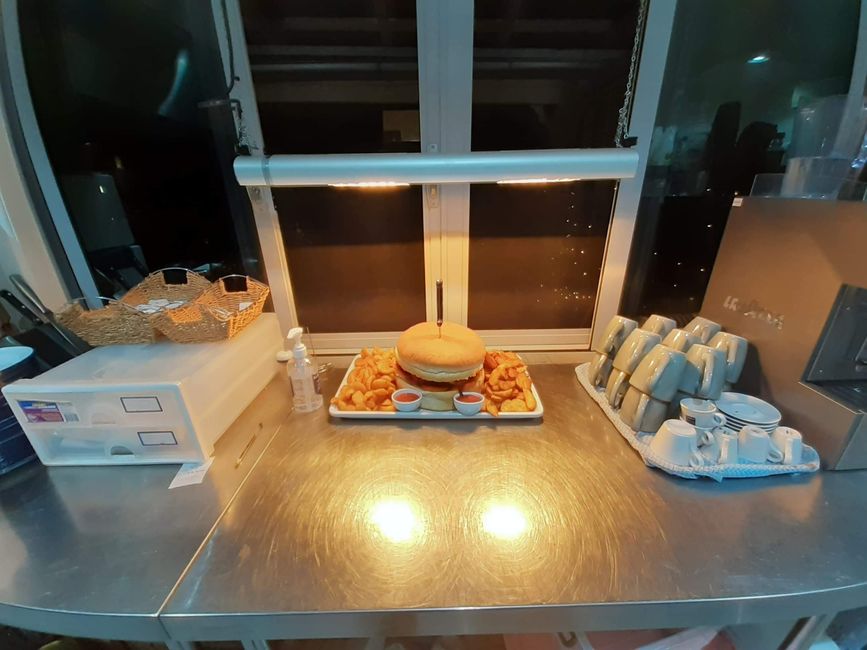 Nindigully Pub, 5.5kg Road train Burger