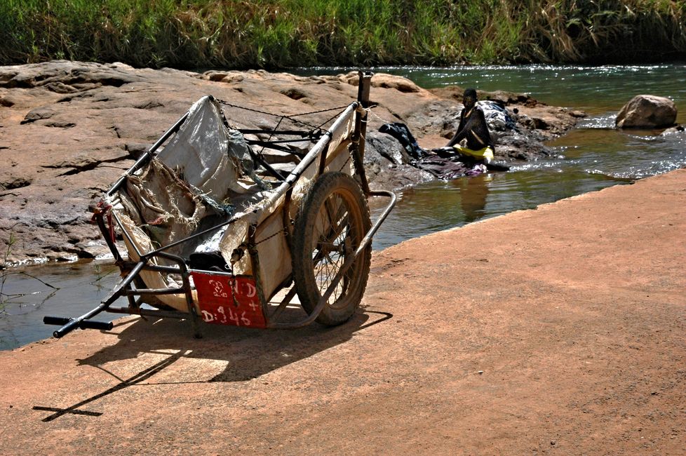 Waschtag on a tributary of the Niger River in Bamako, Mali