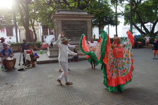 Tänzer auf dem Plaza Bolivar in Cartagena