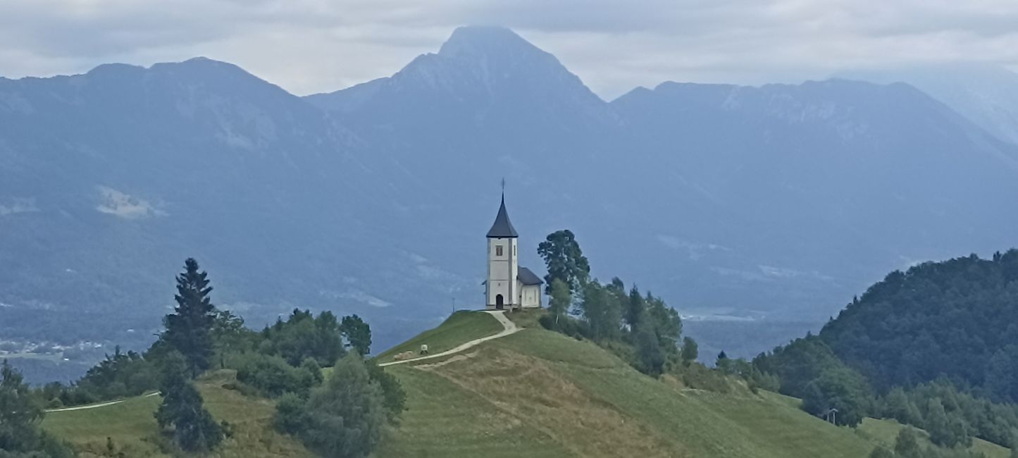 Kirche und Karawanken