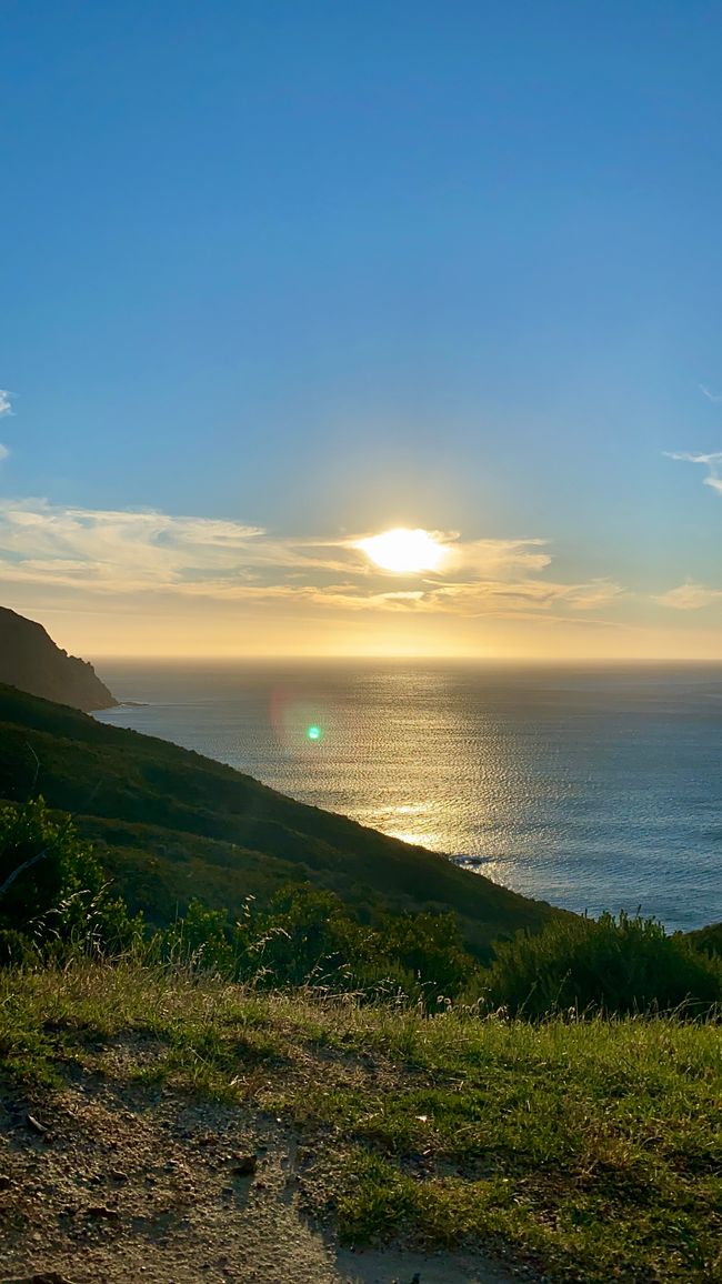 Despite the extremely strong wind, we sat on Chapman's Peak and waited for the sunset.