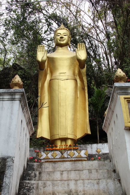 Phou Si: großer, stehender, goldener Buddha