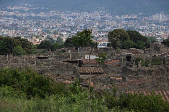 Die antike Ruinen-Stadt mit dem heutigen Pompei im Hintergrund