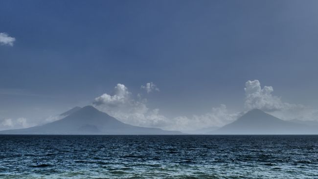 Lago Atitlán von Panajachel aus mit den Vulkanen Atitlán (links, hinten), Tolimán (links, vorne) und San Pedro (rechts) 