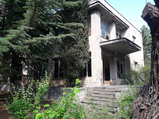 vacant building in Zhinvali