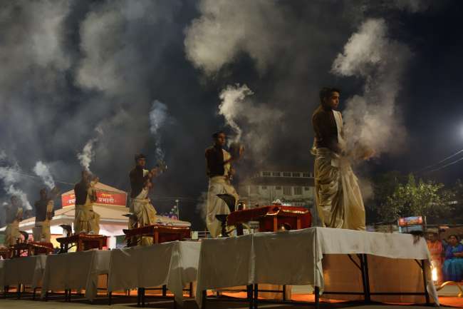 Morgendliche Zeremonie am Ganges