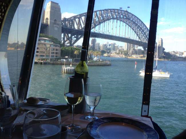 Blick von unserem Tisch im Restaurant auf die Sydney Harbour Bridge
