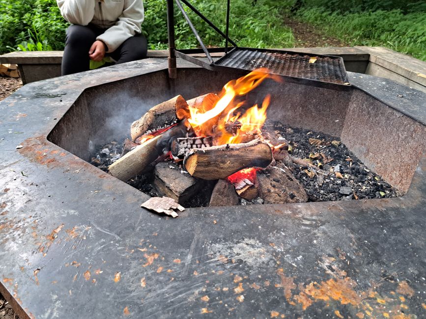 Das Lagerfeuer haben wir trotz nassem Holz selbst entfacht.