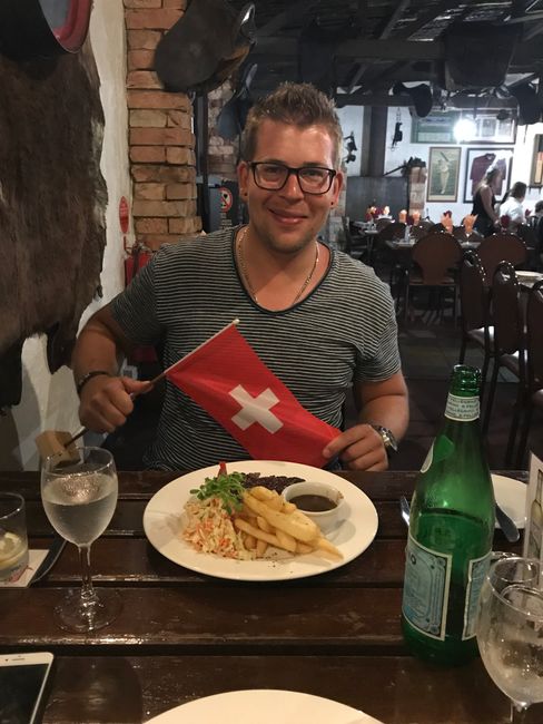 Today there was steak at Overlanders Steakhouse🥩🍟🍴 the special thing is that each table receives its country's flag 🇨🇭