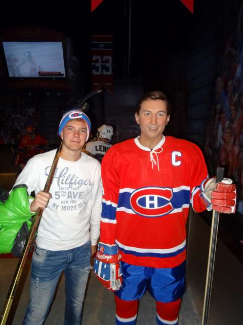 Fabian posiert mit einem Canadienshockeyspieler