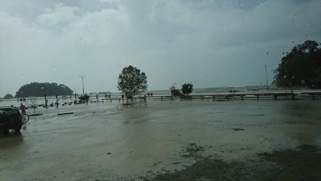 Überschwemmte Straßen in Kaiteriteri 