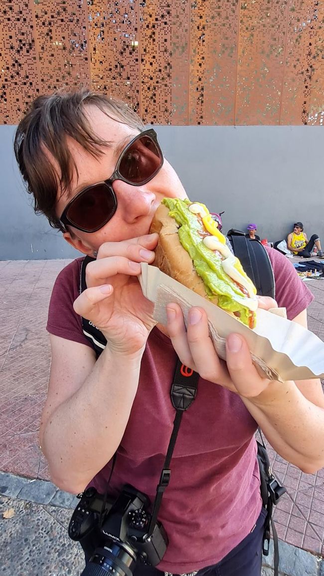 Completo - chilenischer Hotdog mit Avocadocreme - gibt es an fast jeder Straßenecke