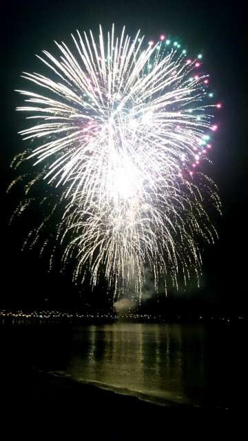 Das Feuerwerk über dem Lake Taupo