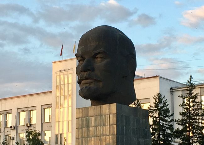 Eine der wenigen verbliebenen Leninbüsten in Russland. Die hier ansässigen Burjaten nehmen es mit Humor. Schließlich hätte man schon immer die Köpfe seiner Feinde öffentlich ausgestellt.