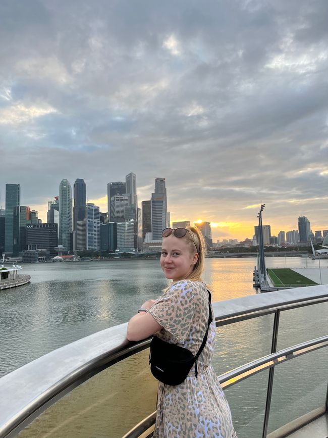 Ann-Sophie's shy look in front of the Singapore skyline