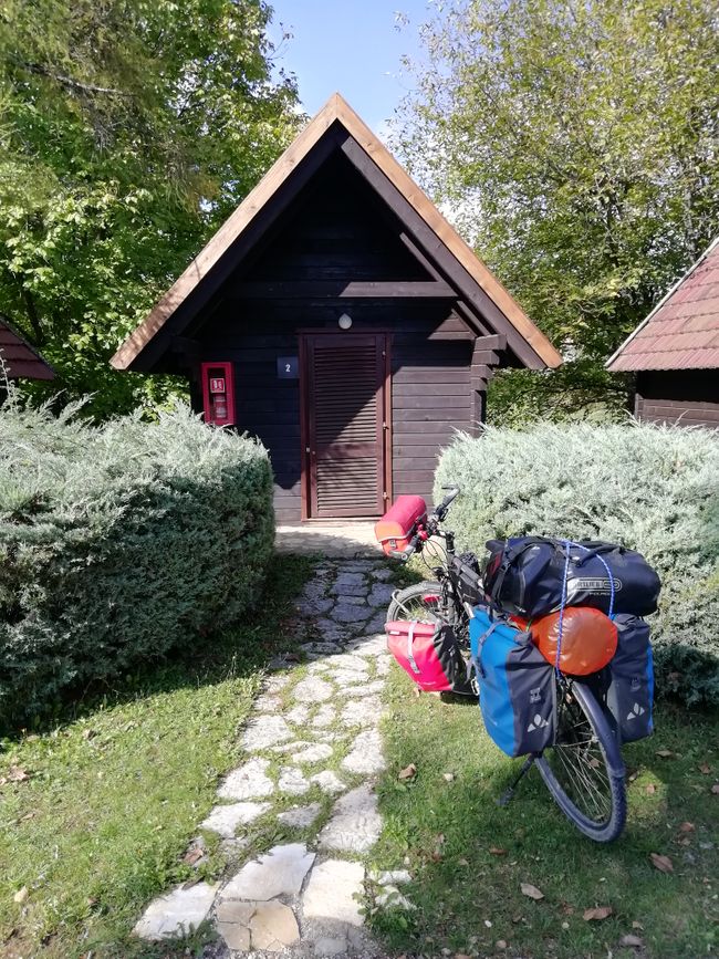 I chose to stay in a bungalow because I didn't feel like camping in temperatures of 2-3°C at night. Unfortunately, the overpriced bungalow was neither heated nor insulated...