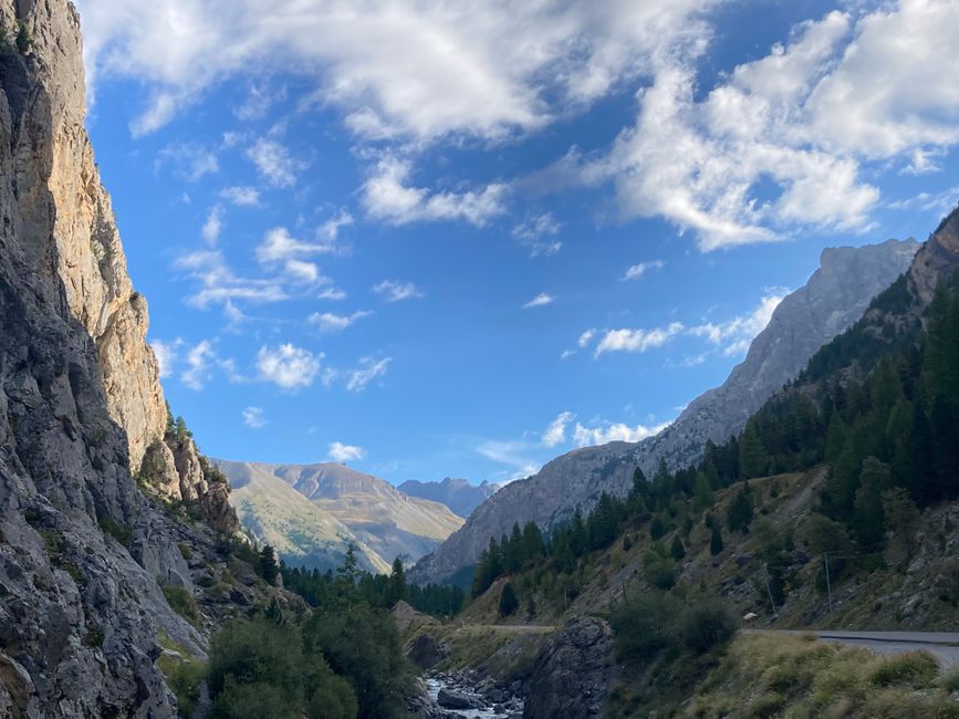 In the morning after setting off: View out of the Vallon de Maurin