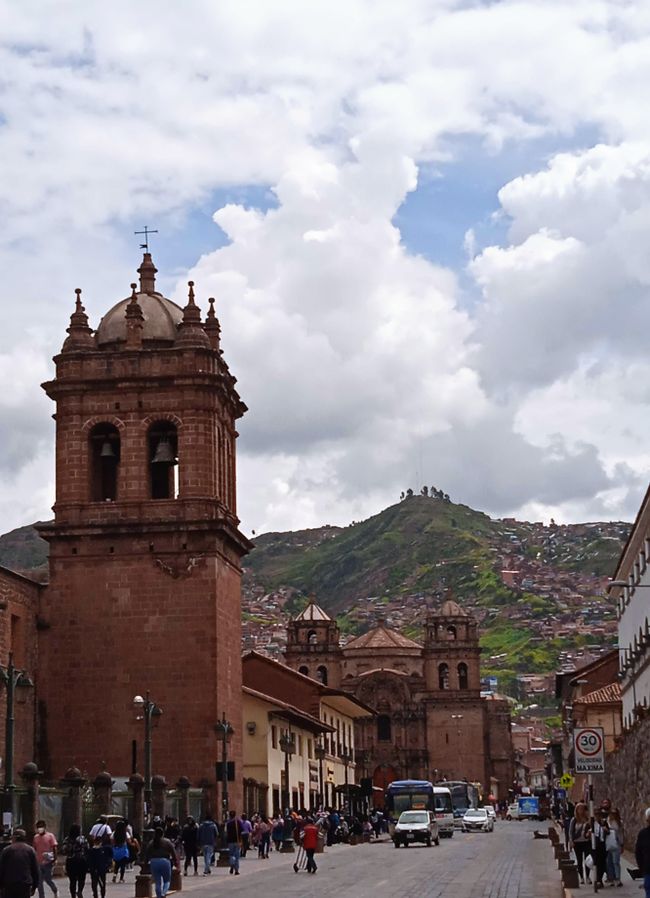 Cusco, umgeben von grünen Hügeln