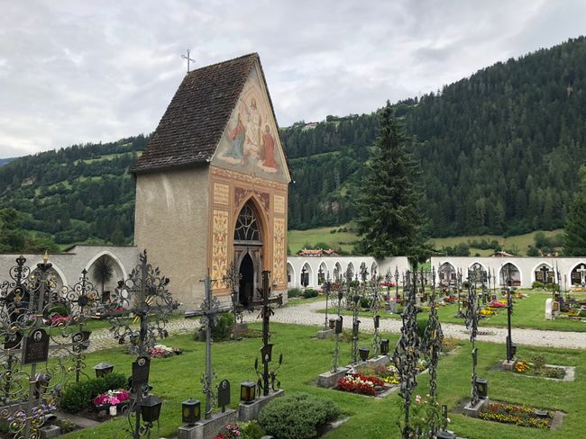 Kapelle mit Friedhof 