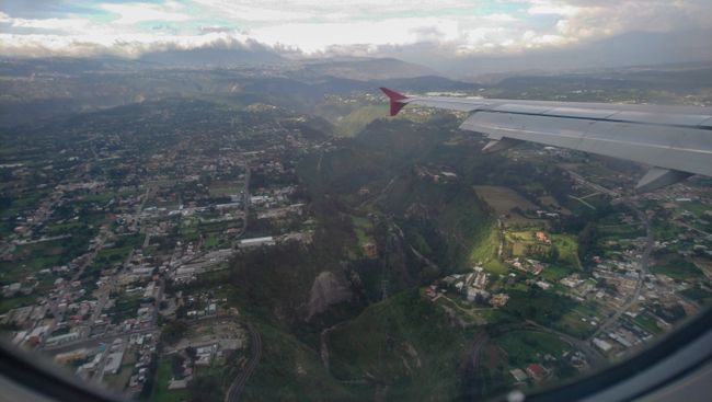 Und beim Anflug auf Quito. Der Flughafen war echt winzig und auf eine Art Podest gebaut. Kurz vor der Landung dachte ich noch, dass wir ziemlich hoch fliegen, weil es unter uns nichts gab. Und dann haben wir plötzlich auf diesem Podest auf der Landebahn aufgesetzt.