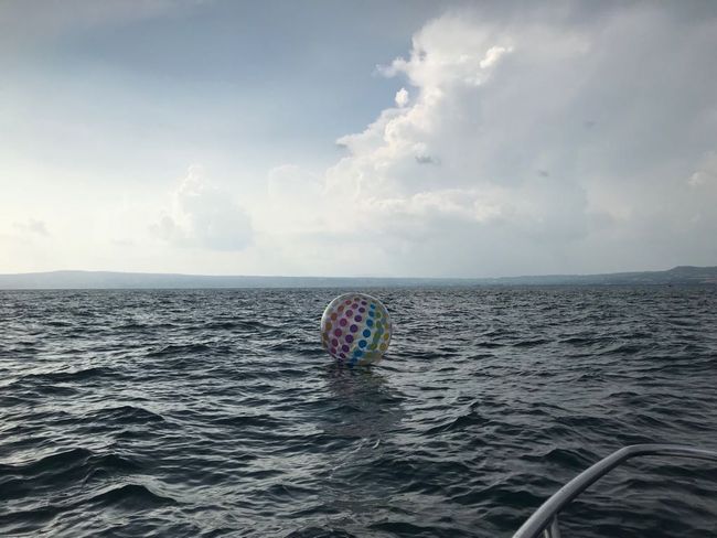 ein riesiger Wasserball treibt allein und verloren auf dem Bolsena-See...