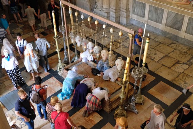 Die Christen pilgern ebenfalls nach Jerusalem, z.B. zum Stein, wo Jesus nach seiner Kreuzigung eingesalbt wurde