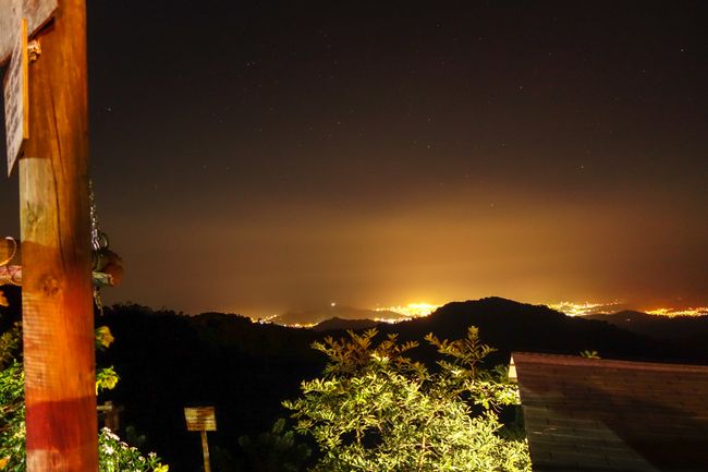 Nachts erstahlt Santa Marta hell.