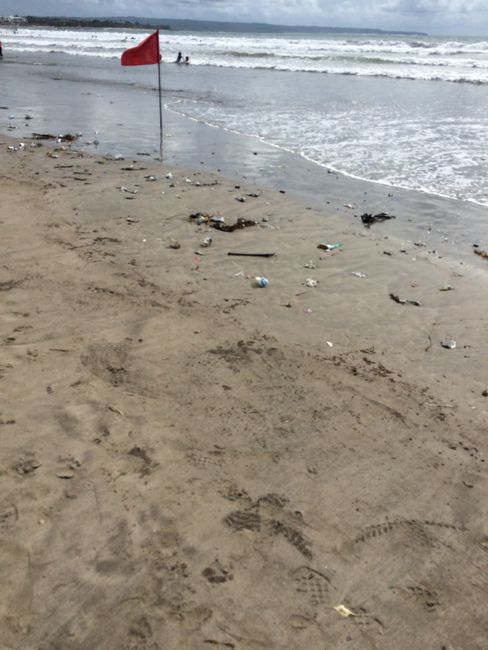 Leider sieht man es auf dem Bild nicht allzu gut, aber man kann es vielleicht erahnen, was für ein Müll dort lag. Es sind sogar Bagger am Strand entlang gefahren, um ihn zusammen zu schaufeln.. traurig!