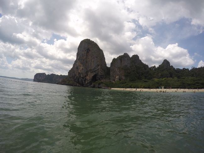 Blick auf den Tat Phra Nang Beach vom voranstehenden Felsen