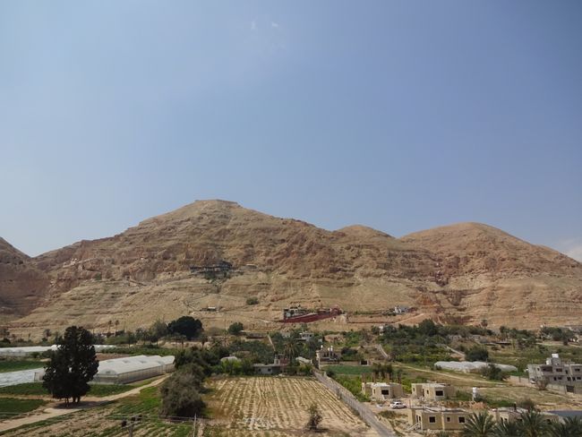 Blick in Jericho bei der Dattelverkostung auf den Ort, an dem Jesus 40 Tage gefastet und gebetet haben soll