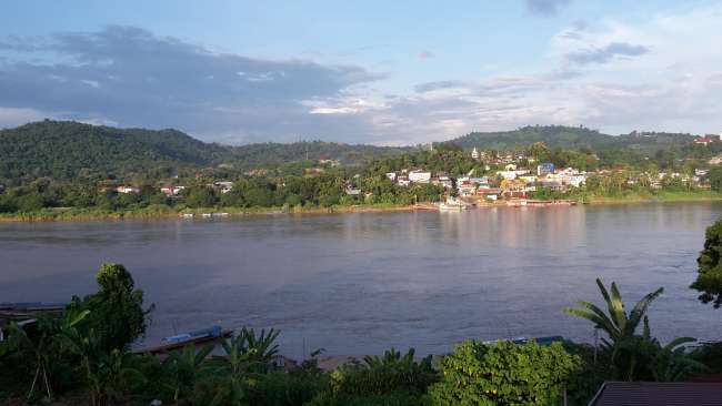 Der Mekong-Morgen geht's aufs Boot nach Laos