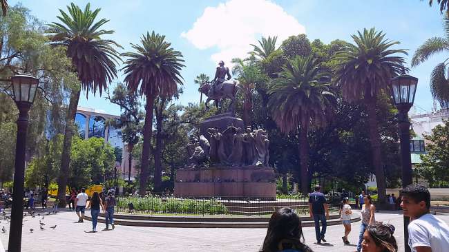 Plaza central en Salta