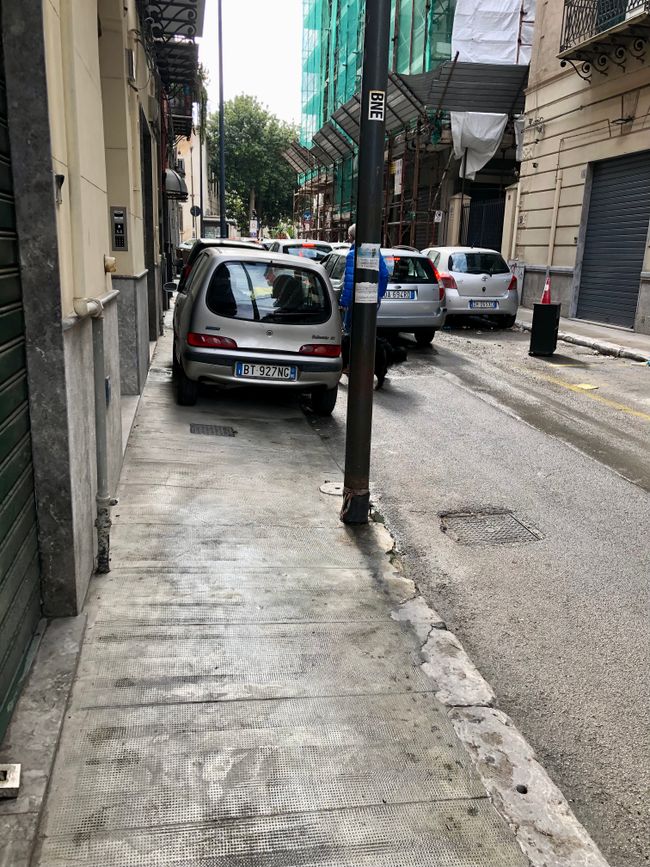 In Palermo wird geparkt wo es irgendwie geht 