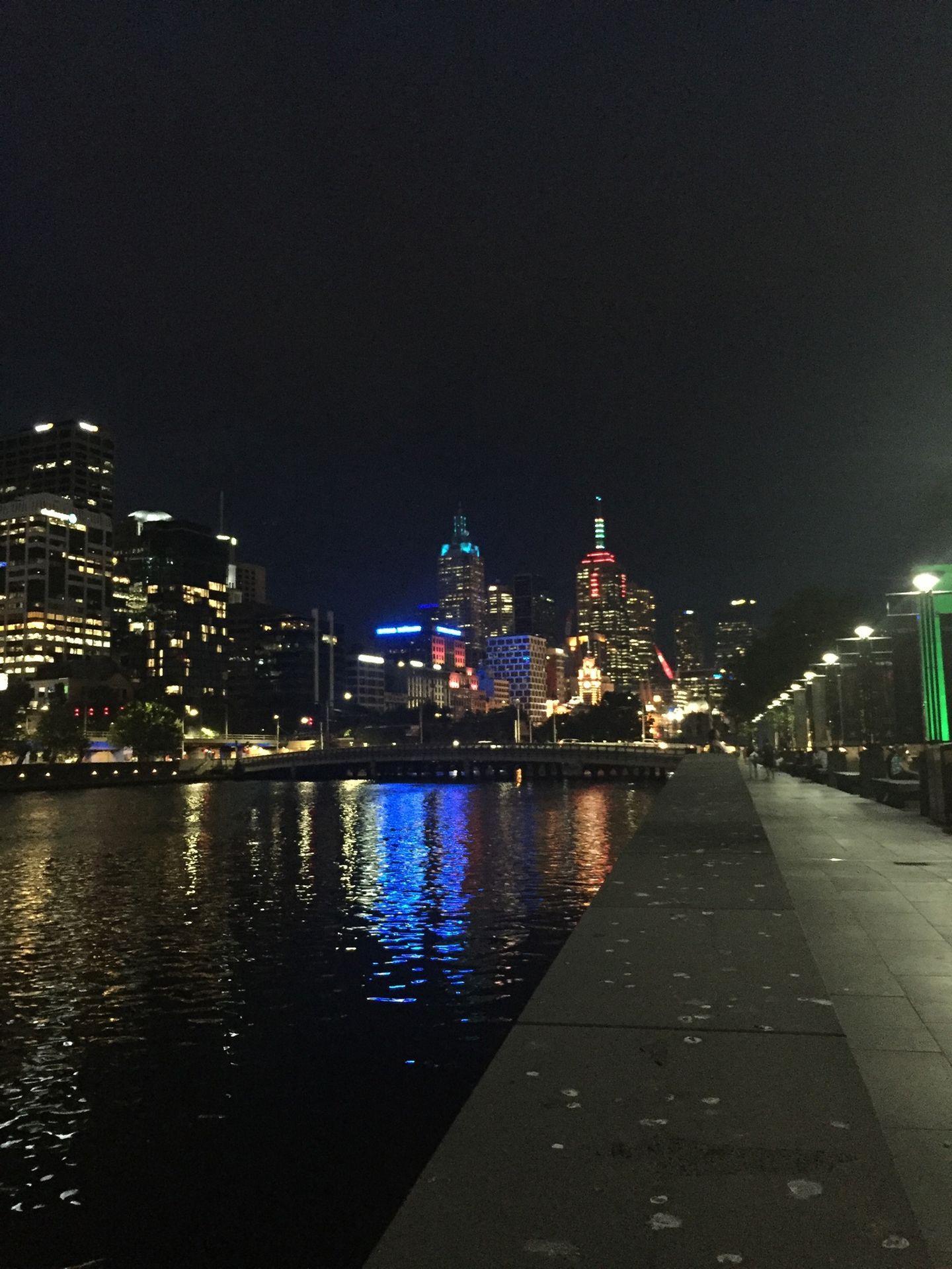 Melbourne de noche con vista desde el río Yarra