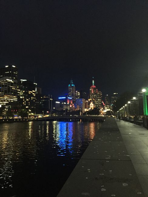 Melbourne de noche con vista desde el río Yarra