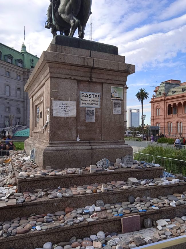 Bonus picture: Corona memorial for the victims of the pandemic in front of the presidential palace