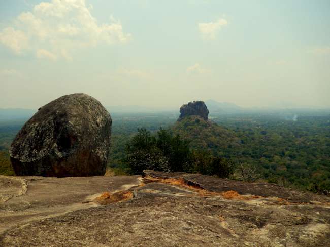 Sigiriya Felsen von Pidurangala aus