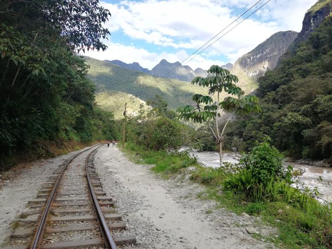 Wanderung entlang der Bahngleise von Hidroelectrica nach Aguas Calientes