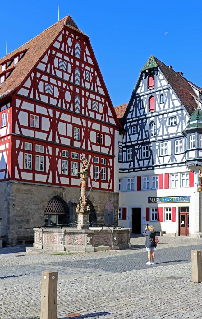 Das Fleischhaus mit dem St.Georgsbrunnen und der Marienapotheke auf dem Marktplatz.