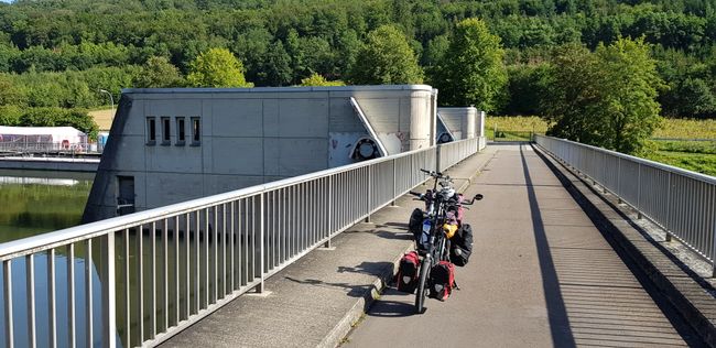 Aalschonendes Betriebsmanagement  Laufwasserkraftwerk Wahnhausen