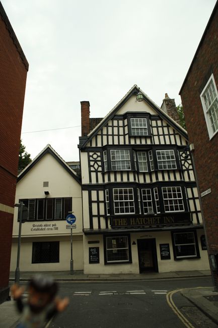 The Hatchet Inn, das älteste noch bestehende Pub in Bristol, von welchem man munkelt, dass sich Edward Teach hier von Zeit zu Zeit aufgehalten hat. Die Eingangstür ist immer noch die originale, allerdings ist sie heute nicht mehr mit Menschenhaut bespannt.