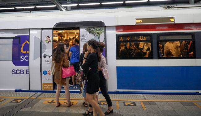 Skytrain immer voll bis zum letzten Platz