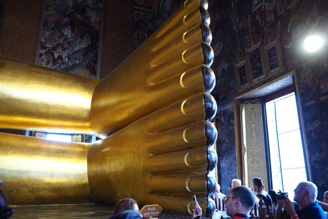 Many golden Buddhas!