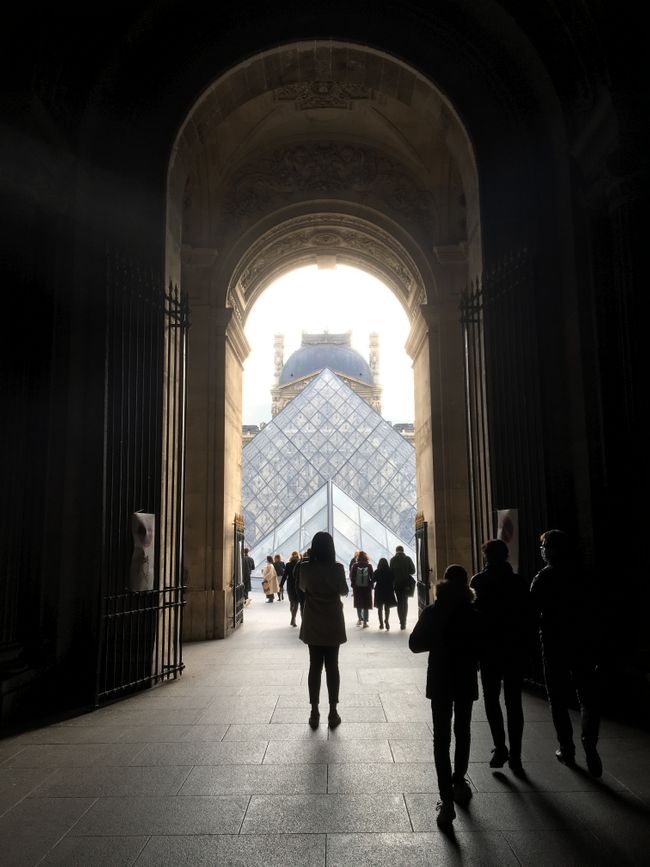 Blick auf den Eingang des Louvre