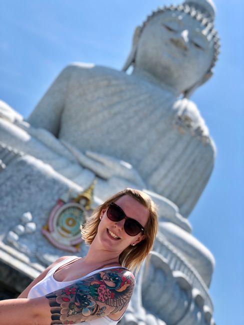 Christin in front of the 'Big Buddha' I