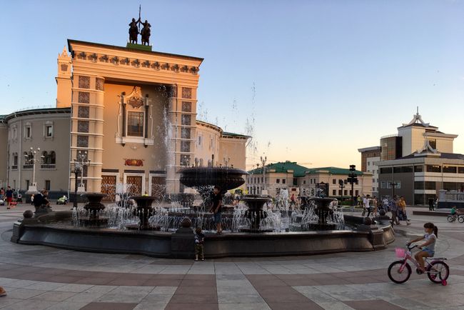 Der Brunnen vor der Oper wird mit klassischer Musik choreografiert.